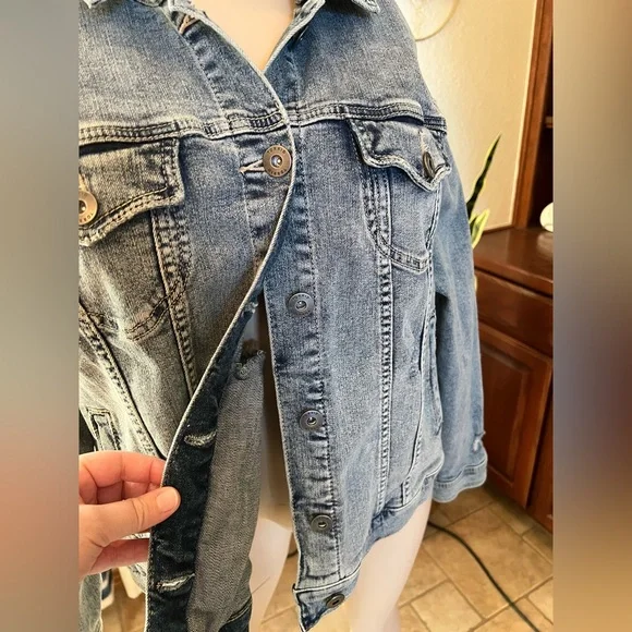 Torrid Distressed Jean Jacket NWOT Size 2 - Picture 6 of 14